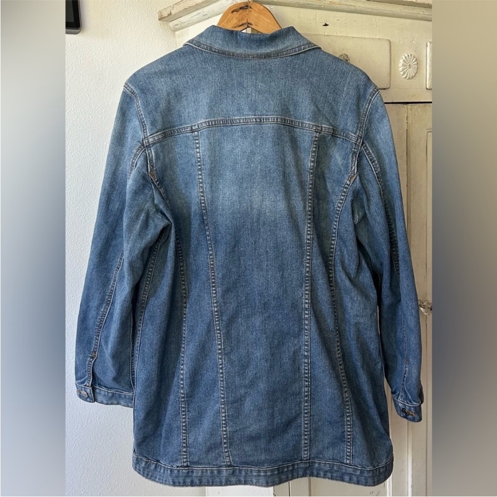 Chico's | Women’s Medium Blue Denim Long Line Button Front Jean Jacket Sz 12-14 - Picture 6 of 15